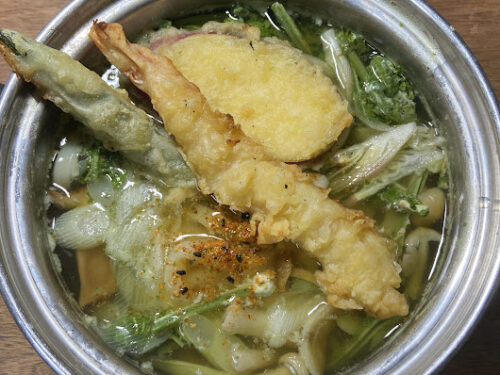 湯気の立つ天ぷらうどんと冬の夜ごはん