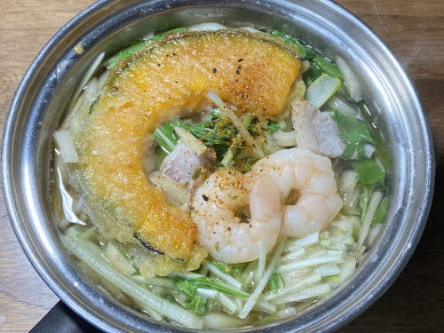 かぼちゃの天ぷら、水菜、エビ入り鍋焼きうどん