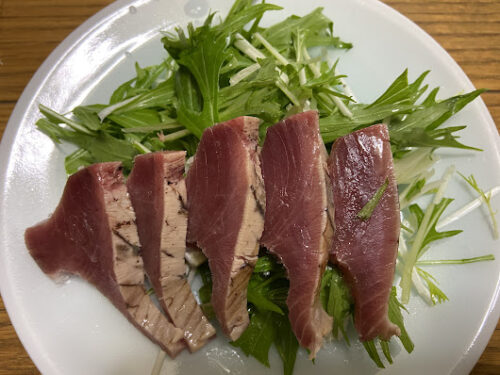 皿に盛りつけたかつおのたたきの夕飯写真