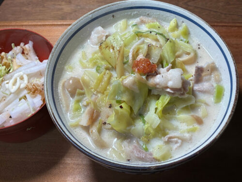 豚骨風豆乳ラーメンのヨコモの人飯。塩ラーメンを豆乳で仕上げ、春キャベツと会津みそトッピングの写真。
