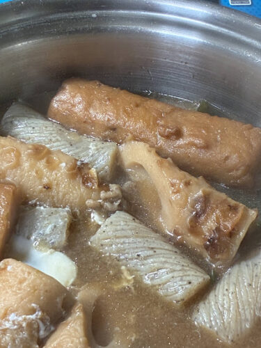 こんにゃくとちくわ入り和風おでんのアップ写真