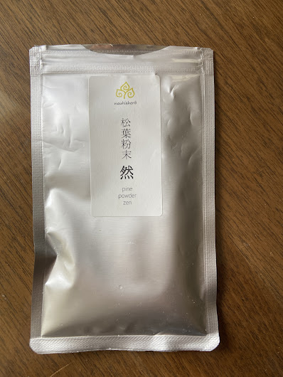 松葉茶を飲み続けて背中や足がすべすべになった50代女子