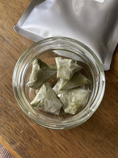 オブラートに包んだ松葉茶の粉末。50代女性が飲みやすく続けられる健康茶