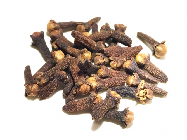 クローブの粒をアップで撮影した写真 自然療法として取り入れているスパイス