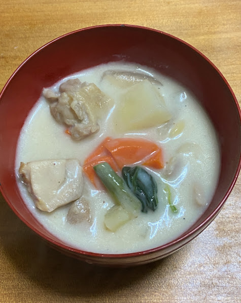 野菜と鶏肉が入った自炊の一人飯のクリームシチューの写真