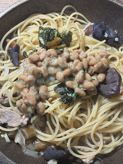 松葉を刻んで加えたヘルシーなパスタ料理の盛り付け