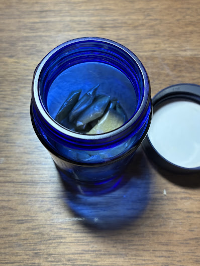 紫外線劣化を防ぐ青色の瓶にオブラートで包んで保管している松葉茶