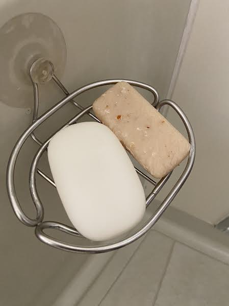 タイのお土産でもらった洗顔石鹸と牛乳石鹸の比較写真 肌がスベスベになったため牛乳石鹸に戻した記録