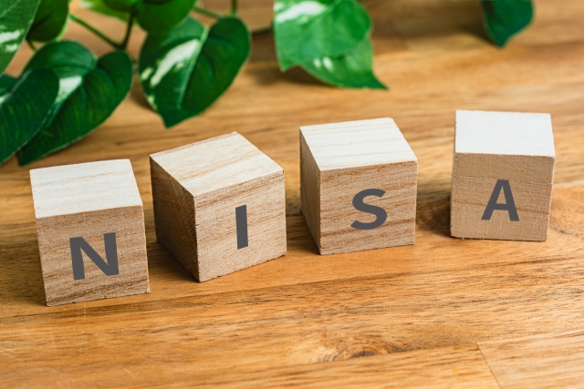 NISAの文字が並んだ積み木と資産形成のイメージ