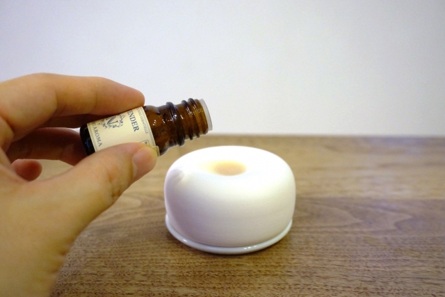 アロマストーンにアロマオイルを垂らして癒やされる様子