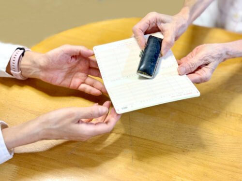 認知症の高齢者の通帳管理のイメージ画像