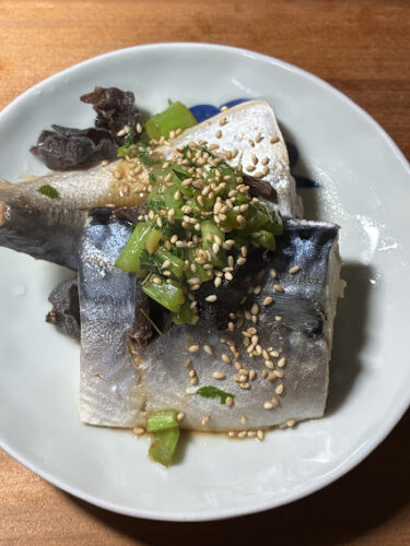 茹でサバに酸辣ソースをかけた家庭料理 さっぱり健康おかず 青魚料理