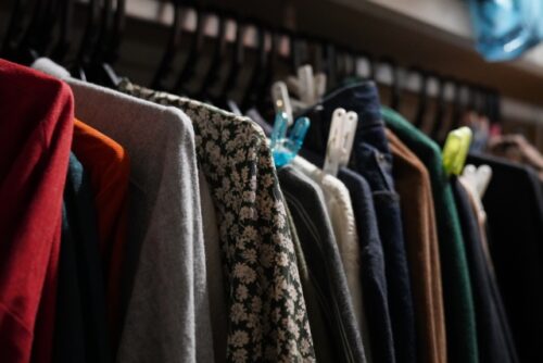 洋服を見直して着ない服を減らしクローゼットを整理した断捨離と節約のイメージ