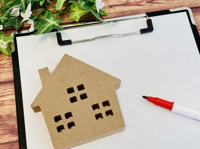 老後資金のための固定費見直しと家計管理を考えるイメージ