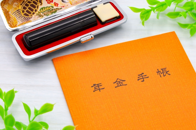 日本の老齢厚生年金を確認するシニア世代と老後資金のイメージ