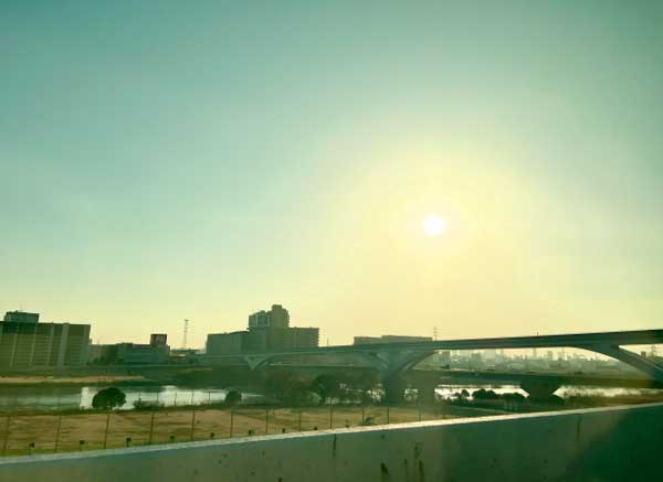 春の空がうっすらとかすみ、黄砂とPM2.5の影響で白っぽく見える空の写真。松葉茶で健康作りを意識したイメージ。