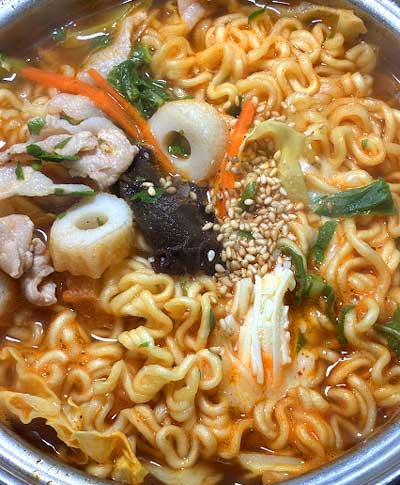 寒い冬に簡単に作れる一人暮らしの鍋焼きラーメンの夕食