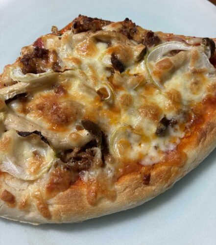 ヨコモの一人飯は市販の冷凍ピザにオリジナルのトッピングで豪華に。