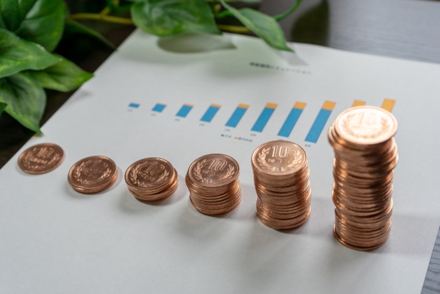 積み上げられたお金とコイン 貯蓄と資産形成のイメージ NISA投資