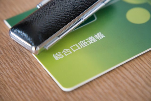 通帳と印鑑を一緒に保管する様子と災害時の備えイメージ