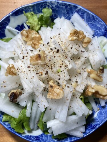 朝食に欠かせないビタミンたっぷりのサラダ