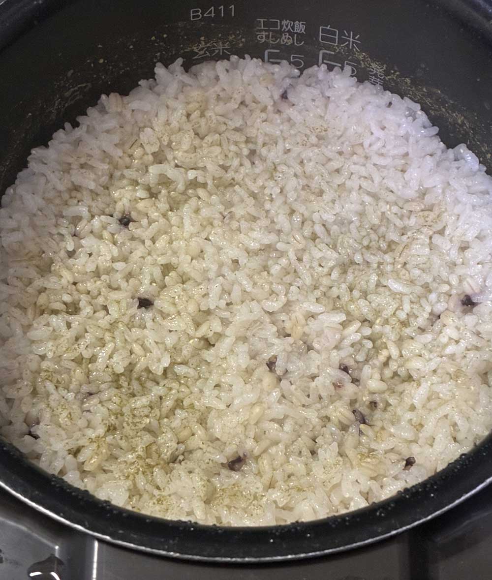 炊き上がった松葉茶ご飯の湯気と香り、栄養価とリラックス効果を感じる食卓