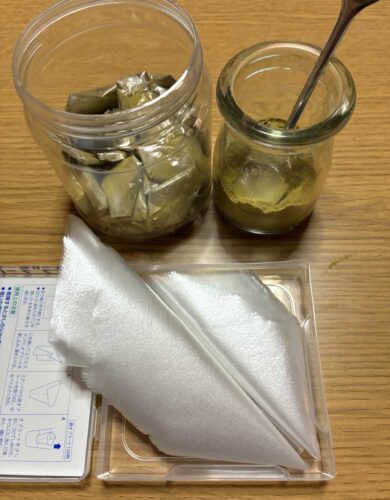 松葉茶を飲んで白髪予防を意識する50代女性 抗酸化作用のある健康茶