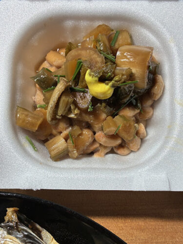 納豆に野沢菜と松葉を加えた50代の健康を意識した晩ご飯