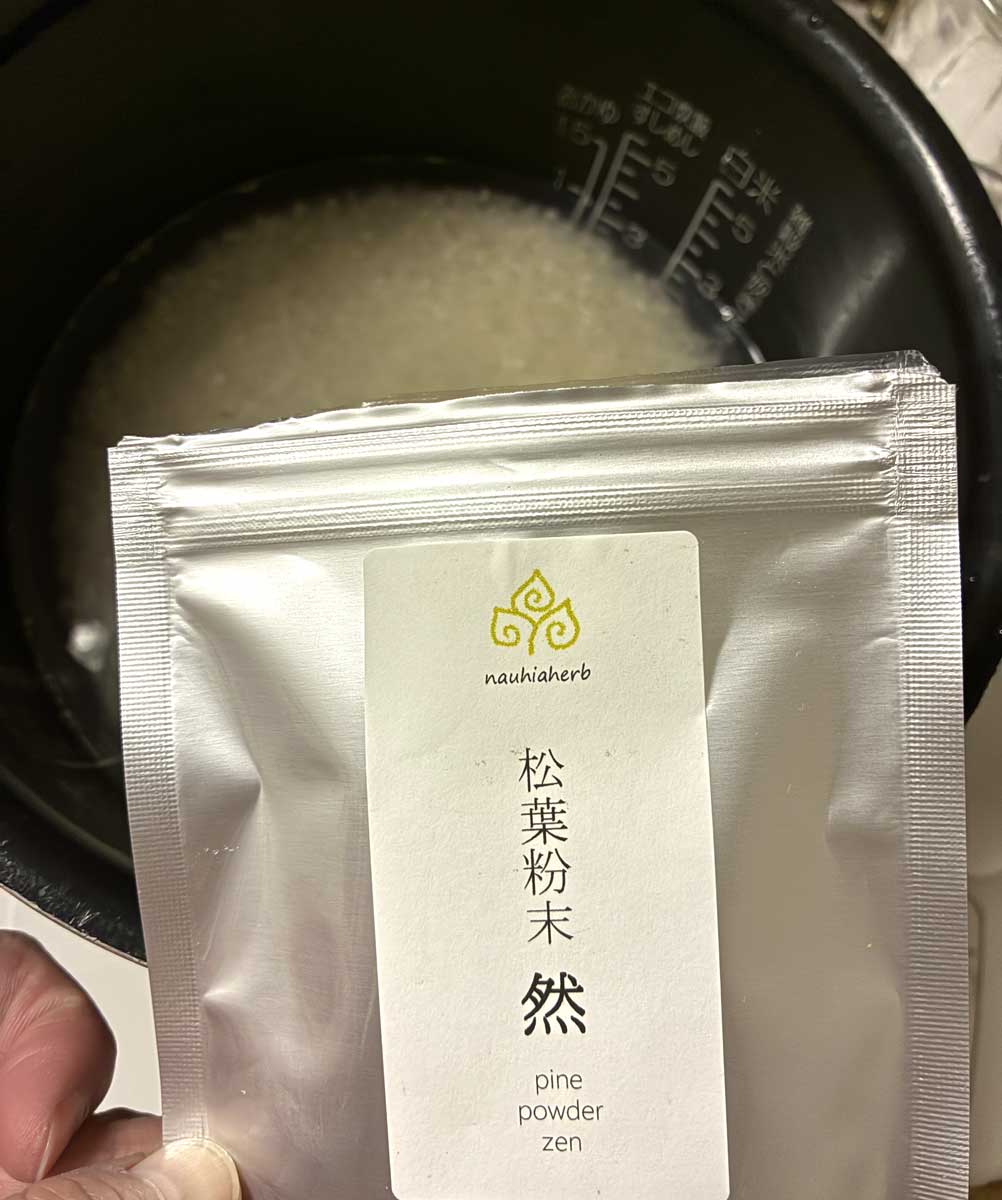 松葉茶然のパッケージと炊飯器、健康習慣や免疫対策を意識した使用シーン