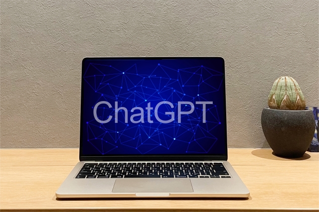 パソコン画面に表示されたChatGPTでのNISA資産シミュレーション、老後資産形成の参考