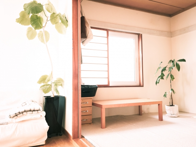 50代独身女性のミニマルな一人暮らし部屋と老後資産形成の現実的な生活イメージ