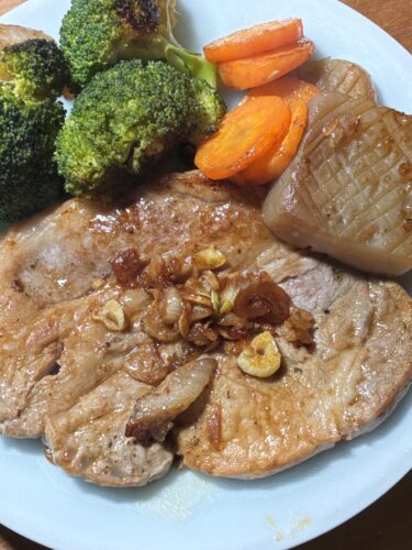 ガーリックソースのポークソテーとブロッコリー・にんじん・こんにゃくの1人飯