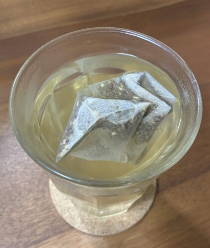 喜保屋松葉茶を煮出した後のグラスの水色・澄んだ薄緑色