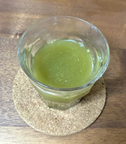 ナウヒアハーブ然の松葉茶粉末を水に溶いた状態・沈殿しやすい粉末タイプ