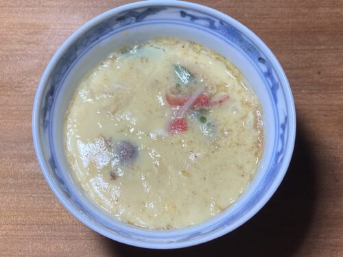 手作り茶碗蒸しと和風夕食の食卓