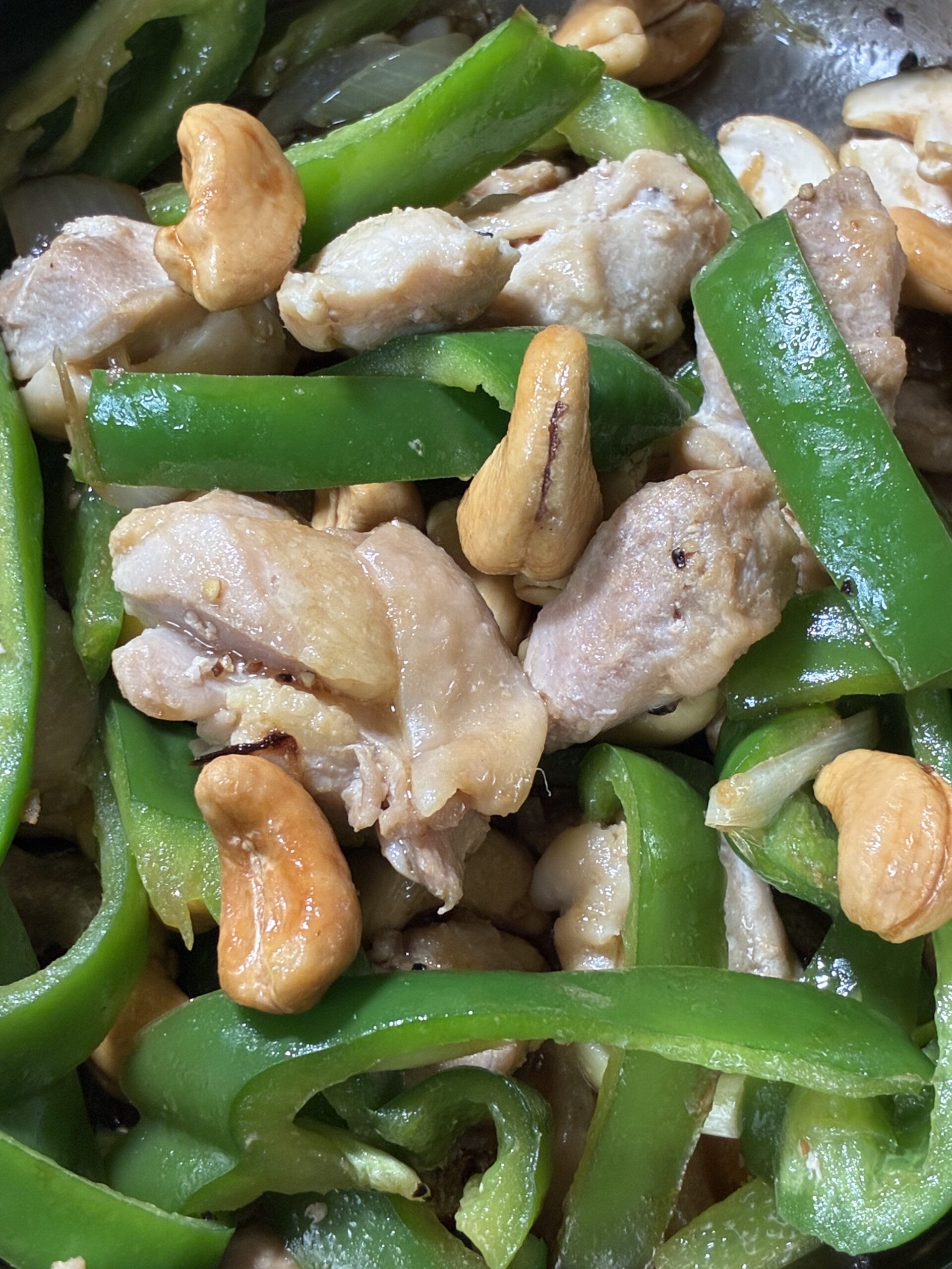 鶏とピーマンとカシューナッツの炒め物｜松葉茶を添えた50代ヨコモの一人飯