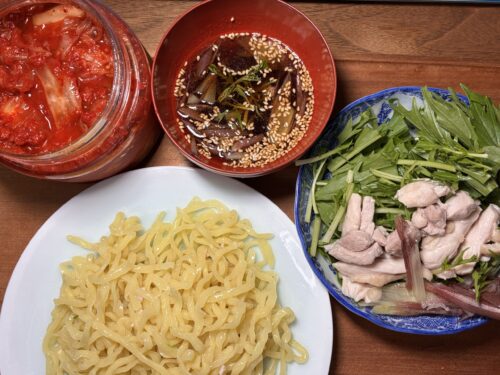 ヨコモの一人飯、自家製つけめんと蒸し鶏・水菜・みょうがのヘルシーな夕食